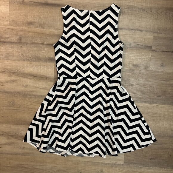 Chevron Print Dress - Picture 2 of 5
